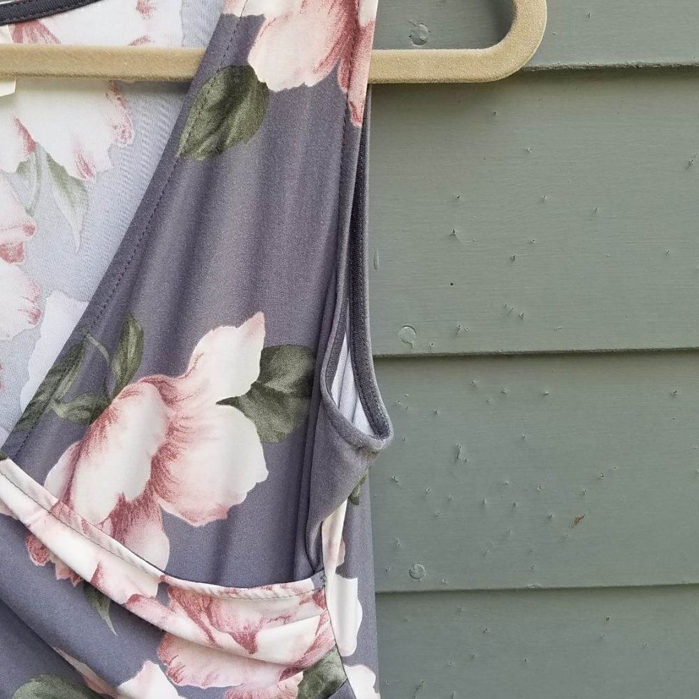 Kaileigh Gray Pink Floral Faux Wrap Dress Size Medium - Picture 7 of 9